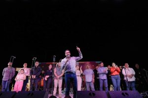 Héctor Santana comparte la alegría de las fiestas patronales en la Emilio M. González, Altavela y Santa Fe.