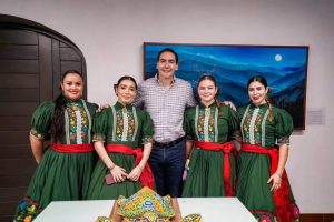 Héctor Santana respalda a escaramuzas charras rumbo al Nacional .