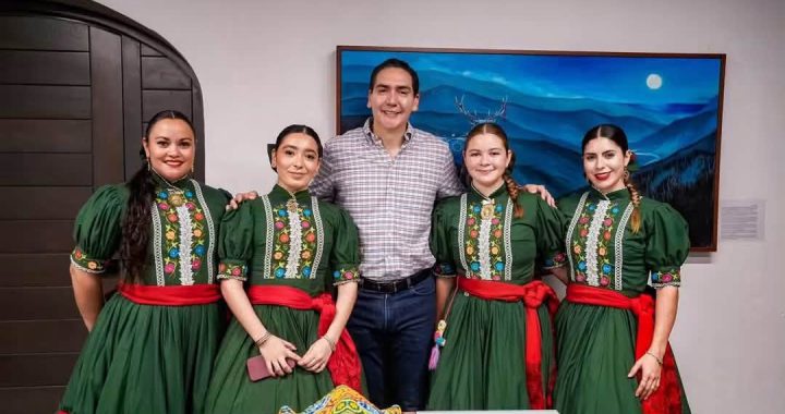 Héctor Santana respalda a escaramuzas charras rumbo al Nacional .