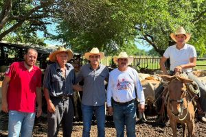 HÉCTOR SANTANA MANTIENE ACCIONES DE RESPALDO AL SECTOR GANADERO DE BAHÍA DE BANDERAS .