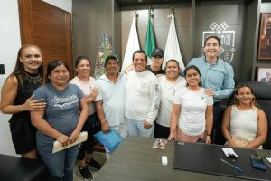 Héctor Santana respalda a vendedores de playa de Bahía de Banderas afectados por las lluvias .