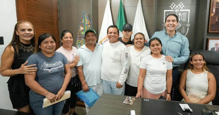 Héctor Santana respalda a vendedores de playa de Bahía de Banderas afectados por las lluvias .