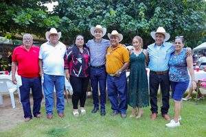 Héctor Santana acompaña al Ejido de El Porvenir en su aniversario.