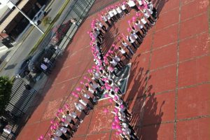 Promueve IMSS Nayarit la prevención del cáncer de mama con lazo humano y activación física.