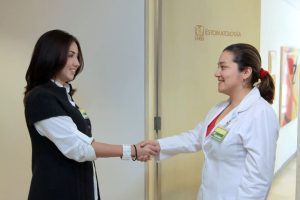 Más de 98 mil médicas y médicos del IMSS brindan atención humana, preventiva y de calidad a la derechohabiencia de todo el país.