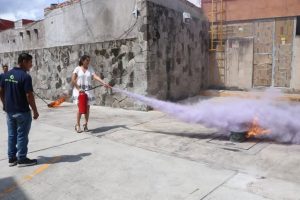 Capacita IMSS Nayarit a su personal en el uso de extintores .